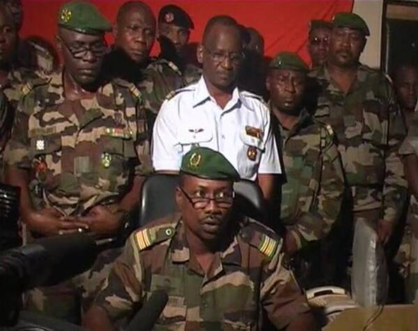 le colonel goukoye abdoulkarim sur les ondes de la radio d'etat «la voix du sahel», le 18 février 2010 à niamey (niger)