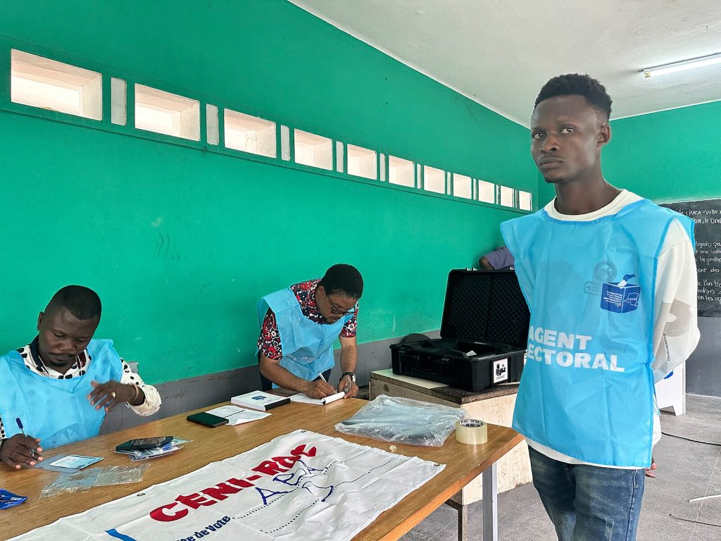 electoral agents of the ceni during the 2023 congolese general election (53423338902)