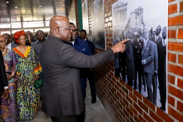 Félix Tshisekedi visite l’exposition  » Mobutu : une vie, un destin 1761729952060